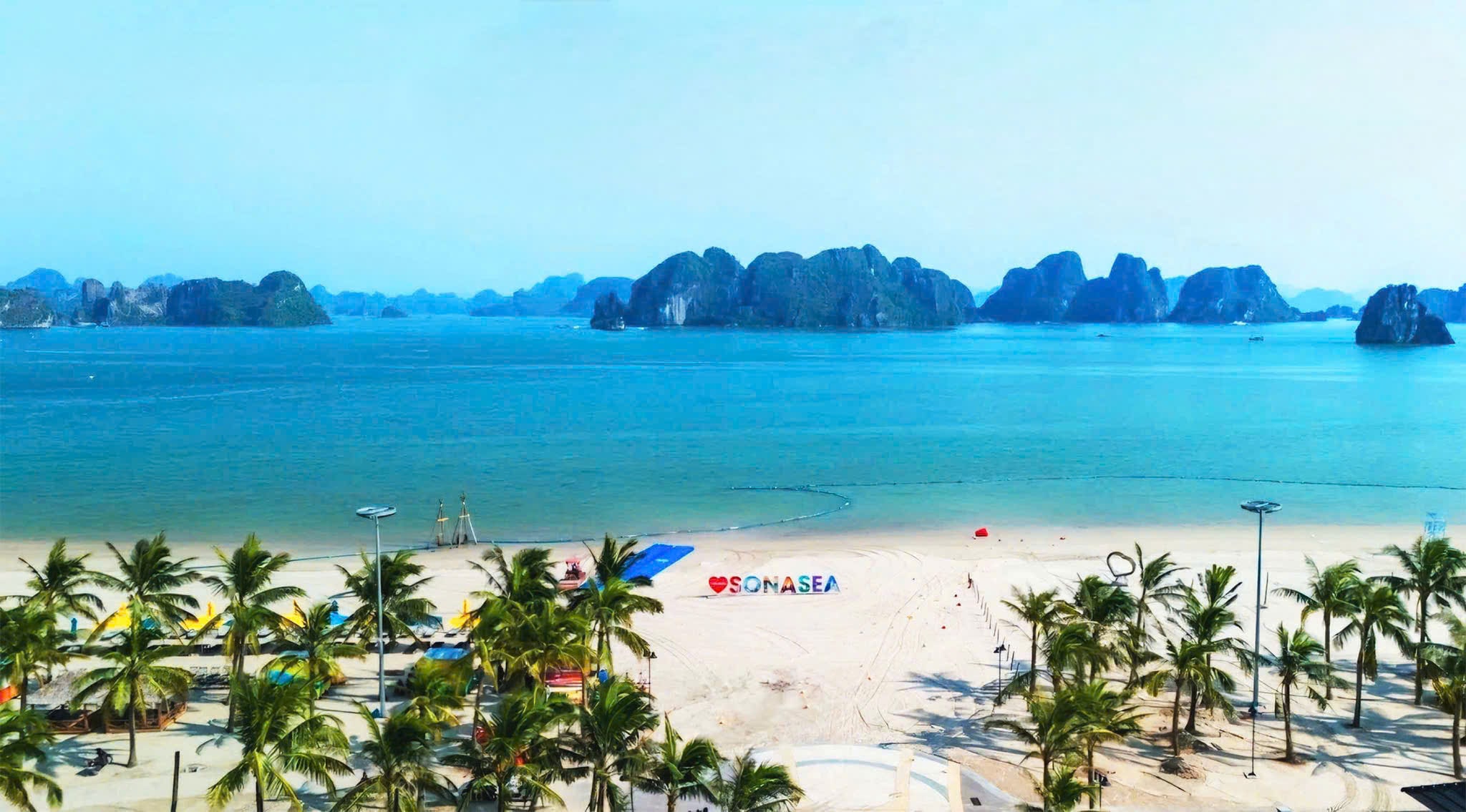 Bãi tắm Việt Mỹ là bãi biển nhân tạo với mặt nước trong xanh, bãi cát trắng trải dài